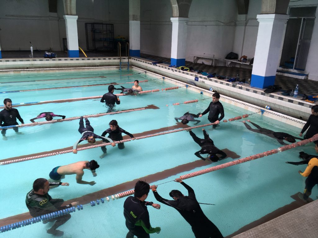 Treinamento em piscina também faz parte da programação.