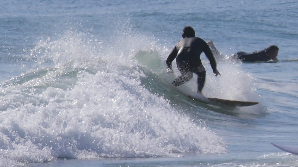 Shaper aproveita para surfar no gelado inverno nipônico.