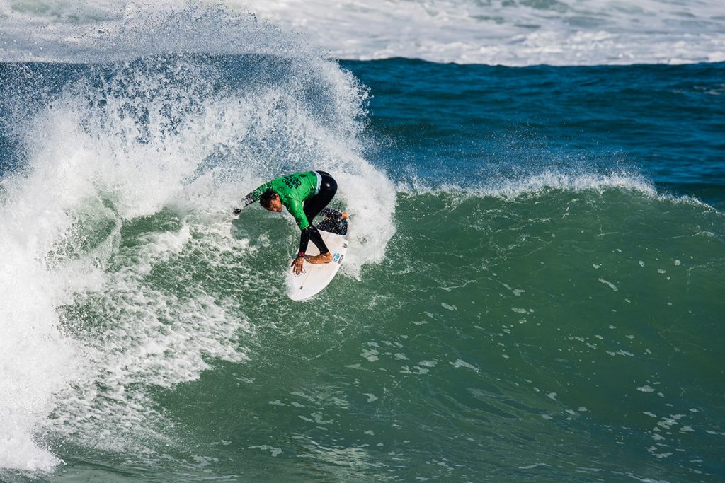 Luel Felipe rasga com pressão nas boas ondas da Praia do Mirante.