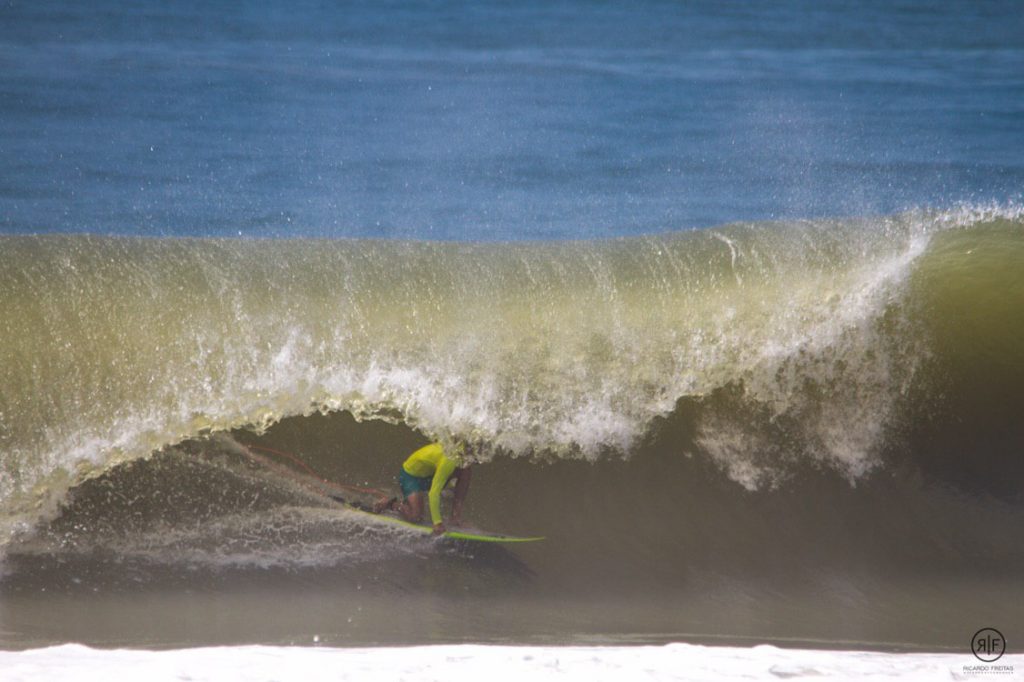 Rodrigo Cutelo bota pra dentro nas últimas ondulações clássicas da Praia Brava.