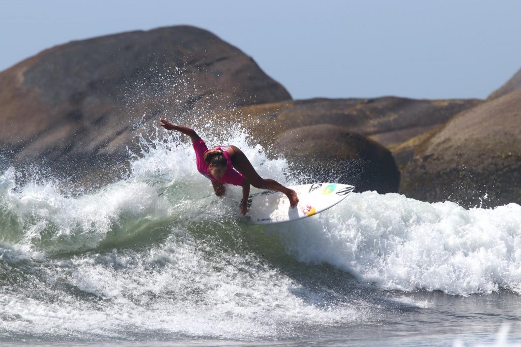 Tainá Hinckel é um dos destaques do Brasileiro de Surf Feminino.