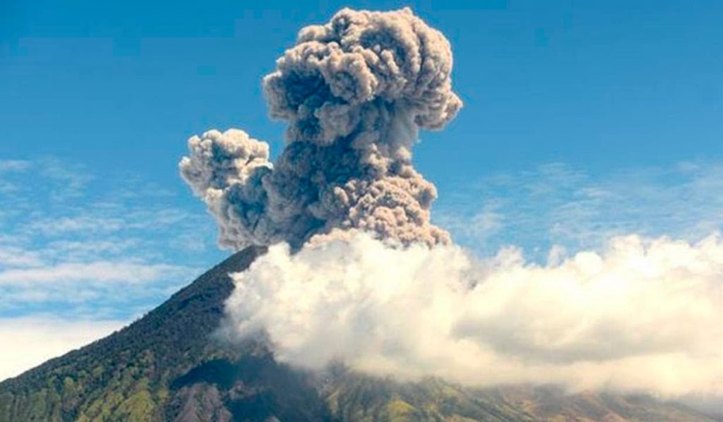 Mount Agung volta a entrar em erupção na ilha de Bali.