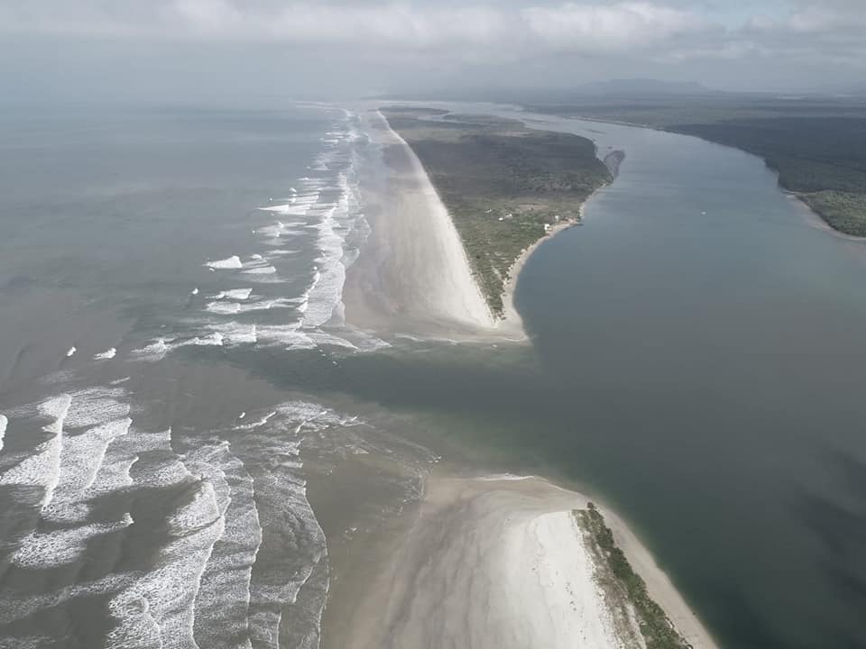 Rompimento de faixa de areia na Ilha do Cardoso liga mar aberto ao canal.