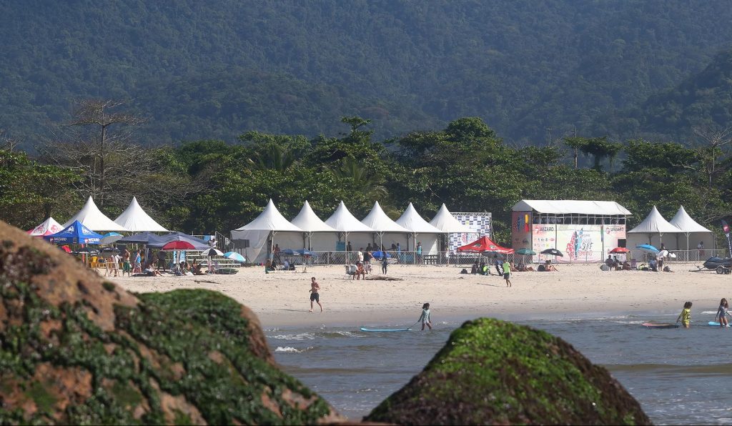 Praia de Itamambuca recebe grandes atletas do surfe brasileiro.