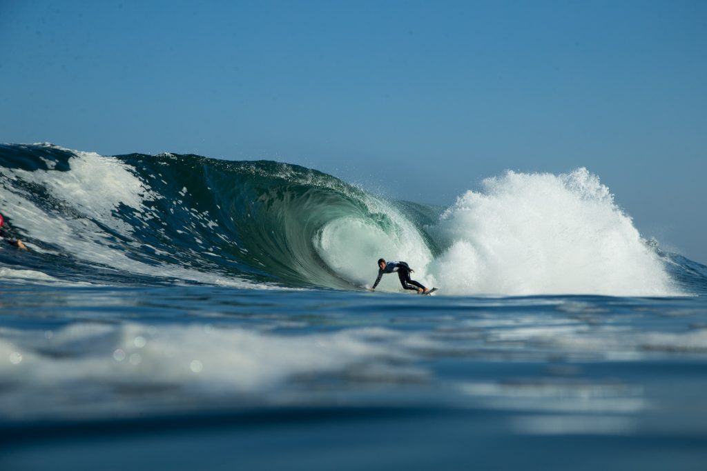 Chileno Roberto Ilufin em ação nos tubos de Iquique: segunda edição do evento já ultrapassa 200 surfistas inscritos.