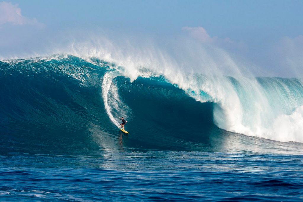 Radicada no Havaí há muitos anos, Moller desce a ladeira vencedora em Jaws.