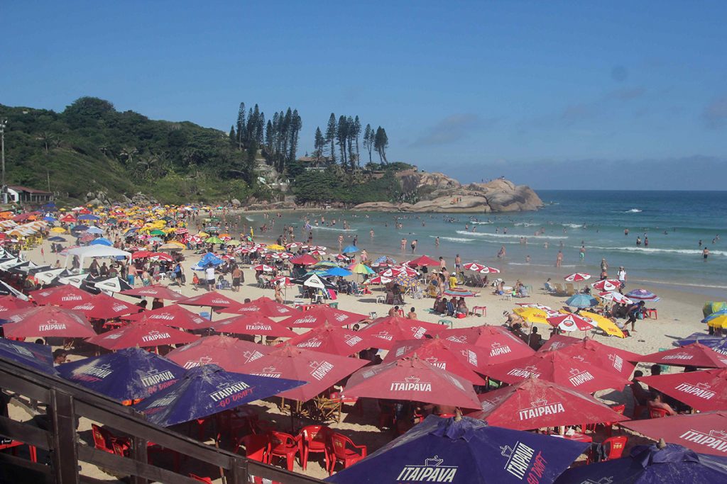 Galera promete lotar mais uma vez as areias da badalada Praia da Joaquina.