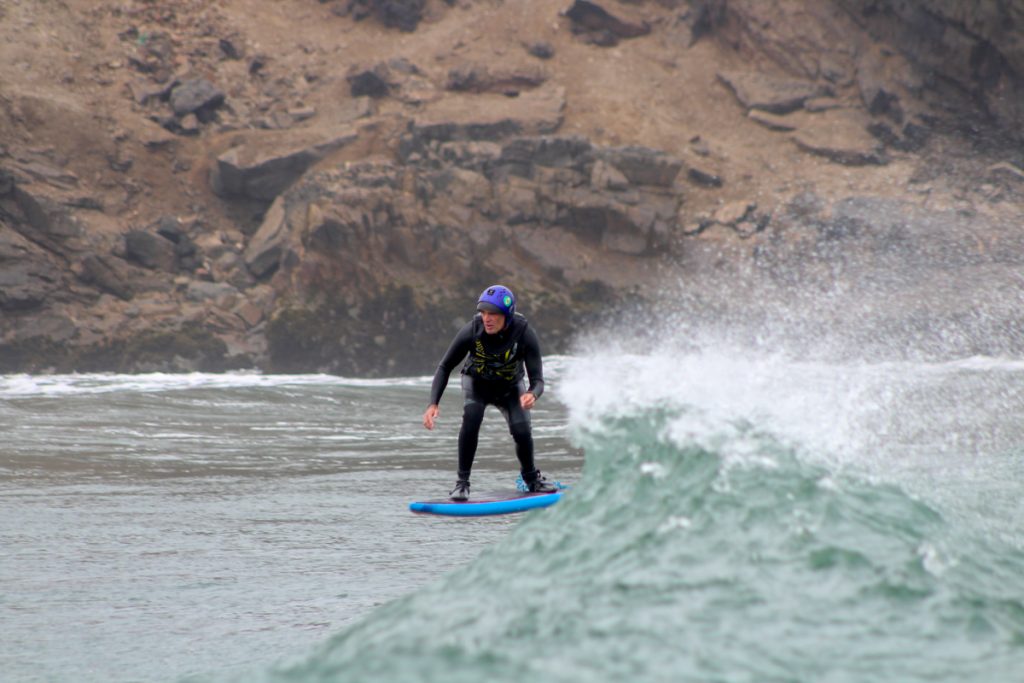 Aos 55 anos, Motaury Porto encontra “juventude surfística” no foilsurf.