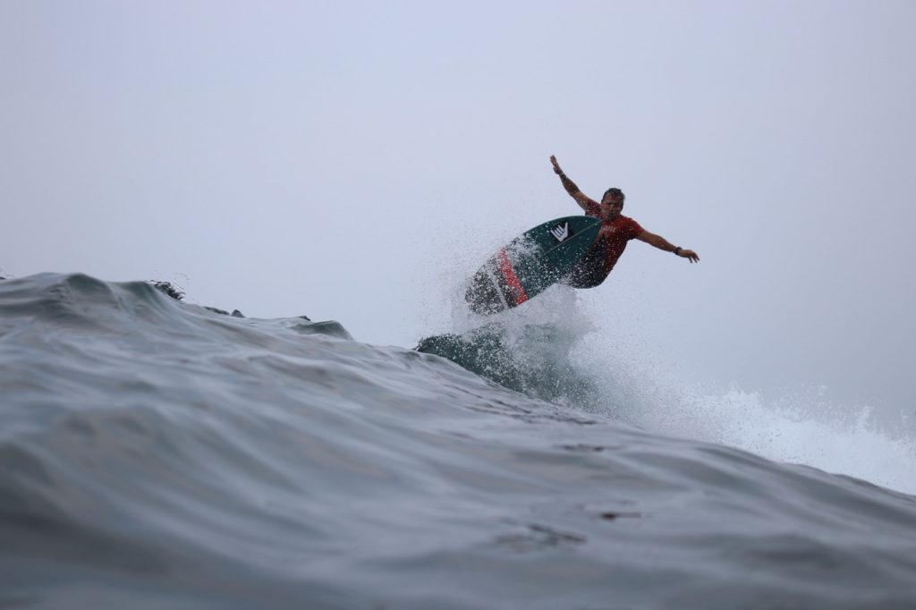 Fabinho decola no free surf.