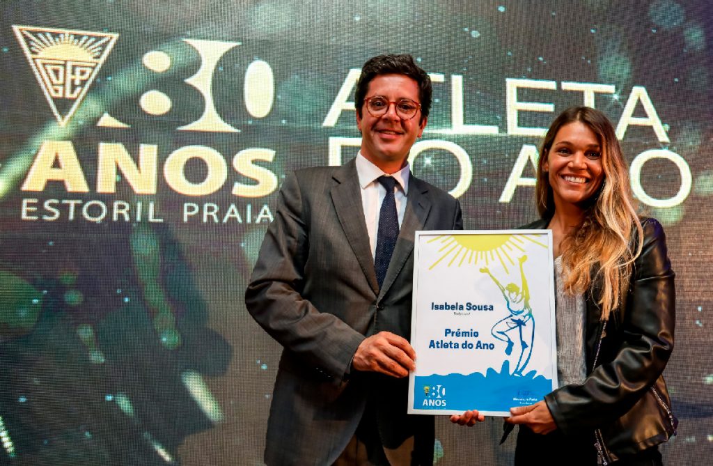 Secretário de Estado da Juventude e Desporto de Portugal, João Paulo Rebelo entrega prêmio a Isabela Sousa.