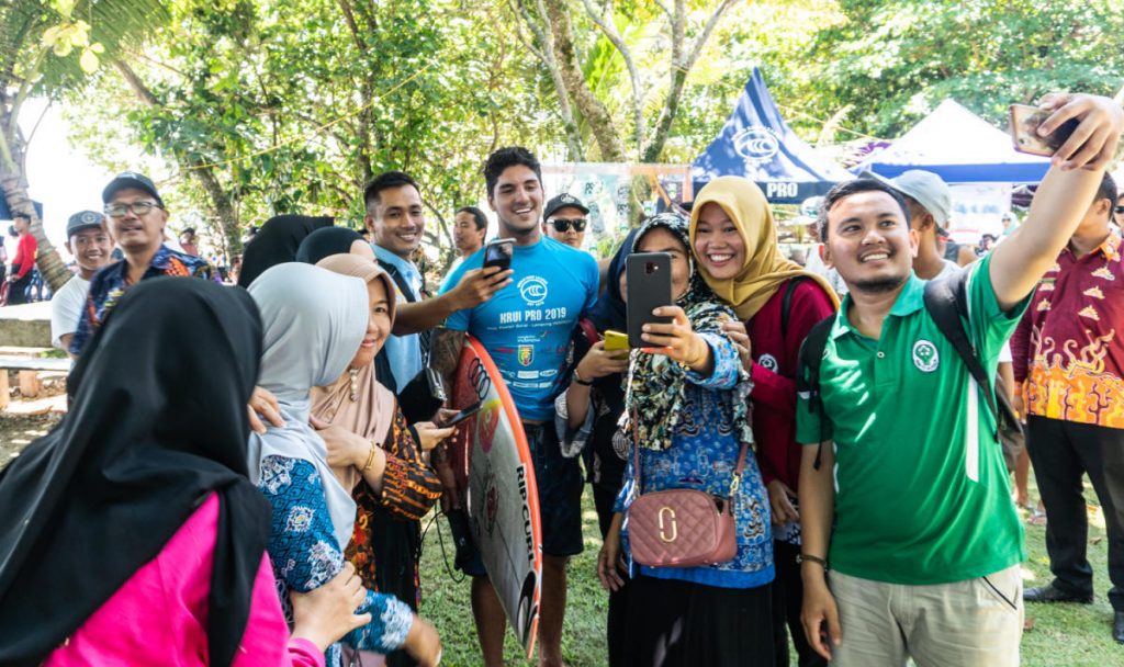 Bicampeão mundial é festejado pelo público no sul da Sumatra.