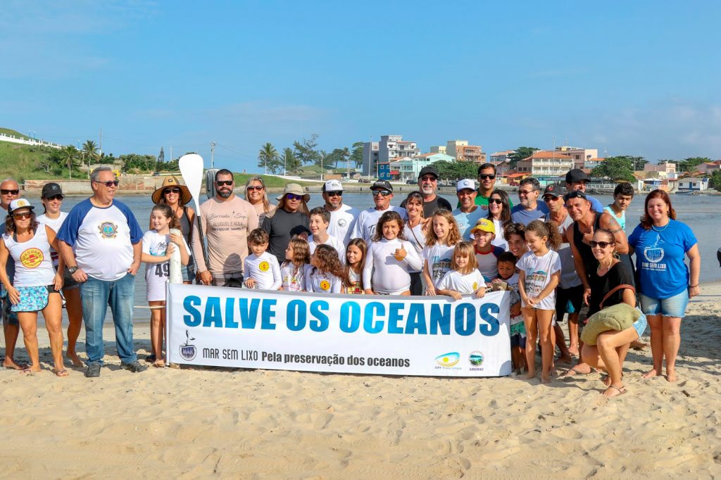 Voluntários participam de mutirão de limpeza em Itaúna, Barrinha e Praia da Vila.
