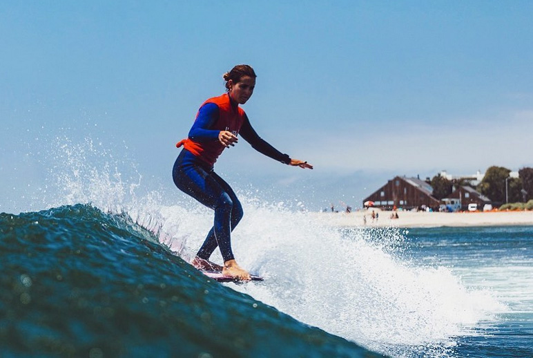 Chloé Calmon dá aquele passeio pelo bico durante o Surf Relik em Malibu, Califórnia (EUA).