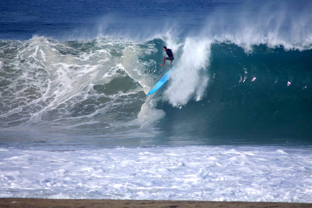 Nagamini sente o power das ondas mexicanas.