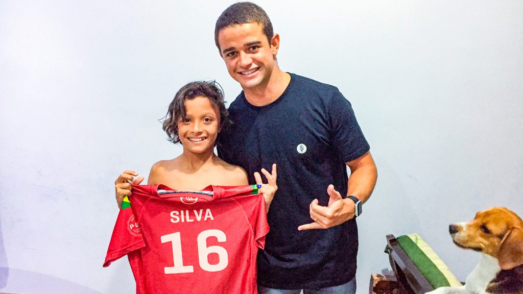 Deivid Silva com seu fã mirim Caio Marques Okamoto.