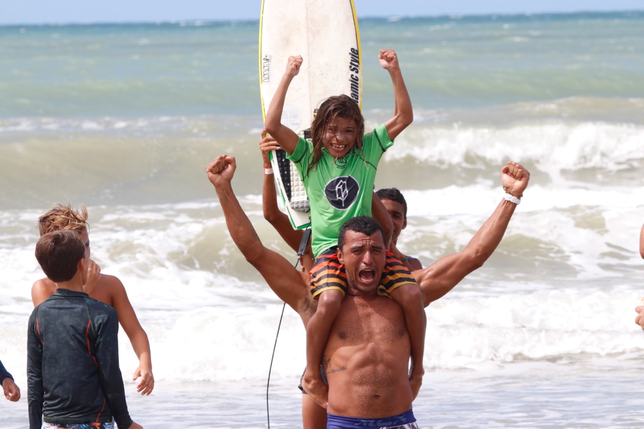 Confira as melhores fotos de surf do concurso da Monster Children