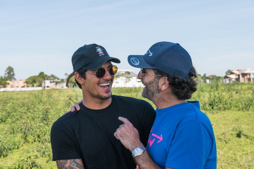 Fernando Odriozola conversa com Gabriel Medina durante o lançamento do condomínio Surfland em Garopaba.