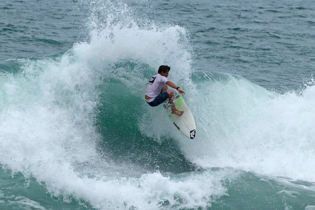 Dono de um estilo polido, Leo Casal é uma das promessas do surfe brasileiro.