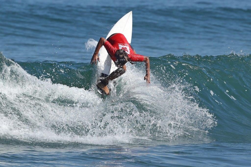 Roberto Alves compete pela categoria Iniciante no Hang Loose Surf Attack.