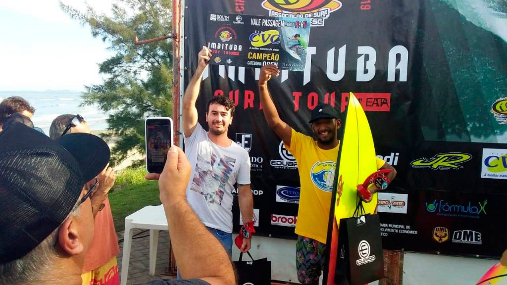 Campeão da categoria Open, Thiago Filipi (esq.) oferece premiação ao também finalista e deficiente auditivo Kevin Nascimento.