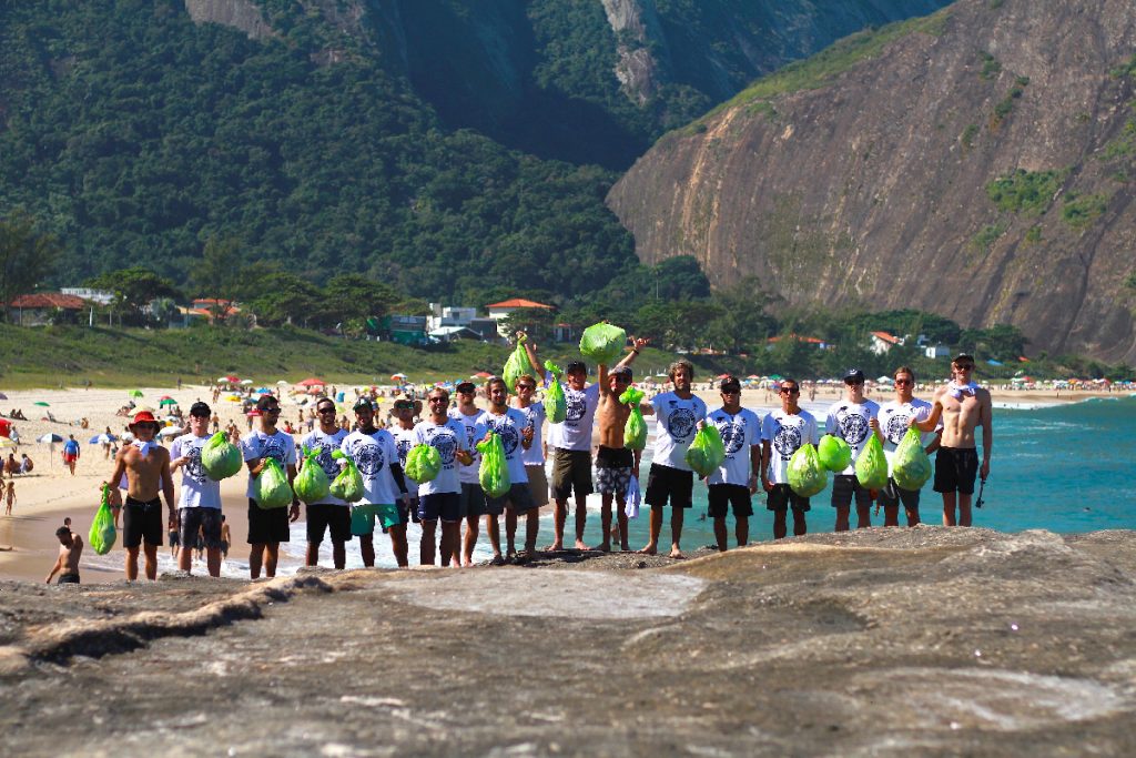 Atletas realizam mutirão de limpeza na praia de Itacoatiara.