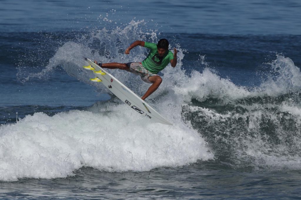 Gabriel Dias leva a melhor para surfistas com até 16 anos.