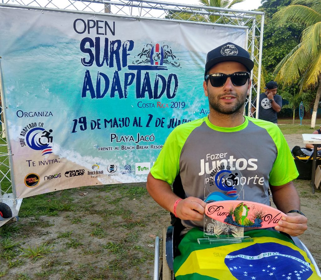 Paulo Renato Loreto busca apoio para participar das próximas competições de surfe adaptado.