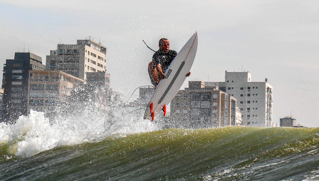 Um dos participantes do campeonato, Antony Silva decola na Praia do Itararé.