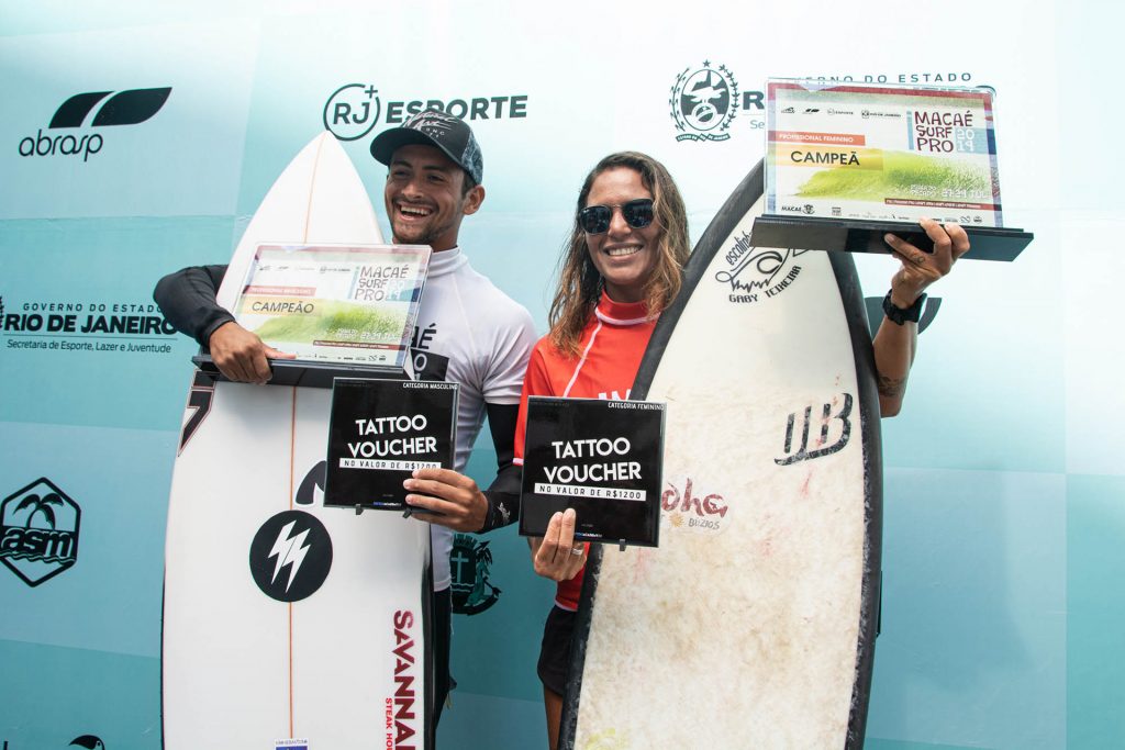 Os campeões do Macaé Surf Pro, Igor Moraes e Gabriela Teixeira.