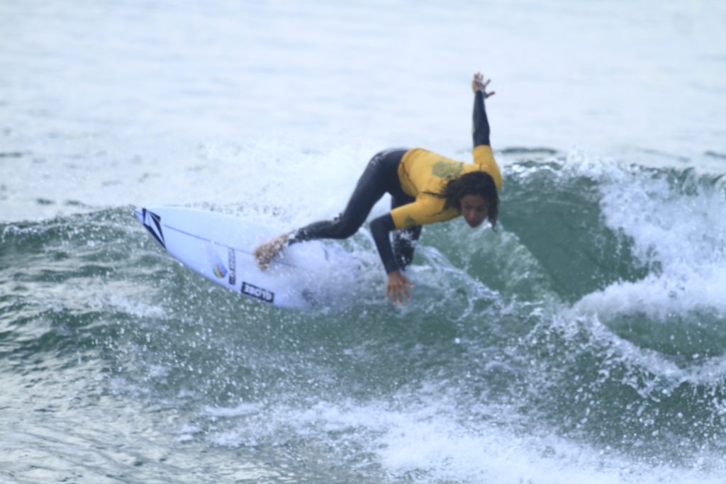 Chileno Leon De La Torre já treina em Florianópolis para a etapa do circuito da Associação de Surf da Joaquina.