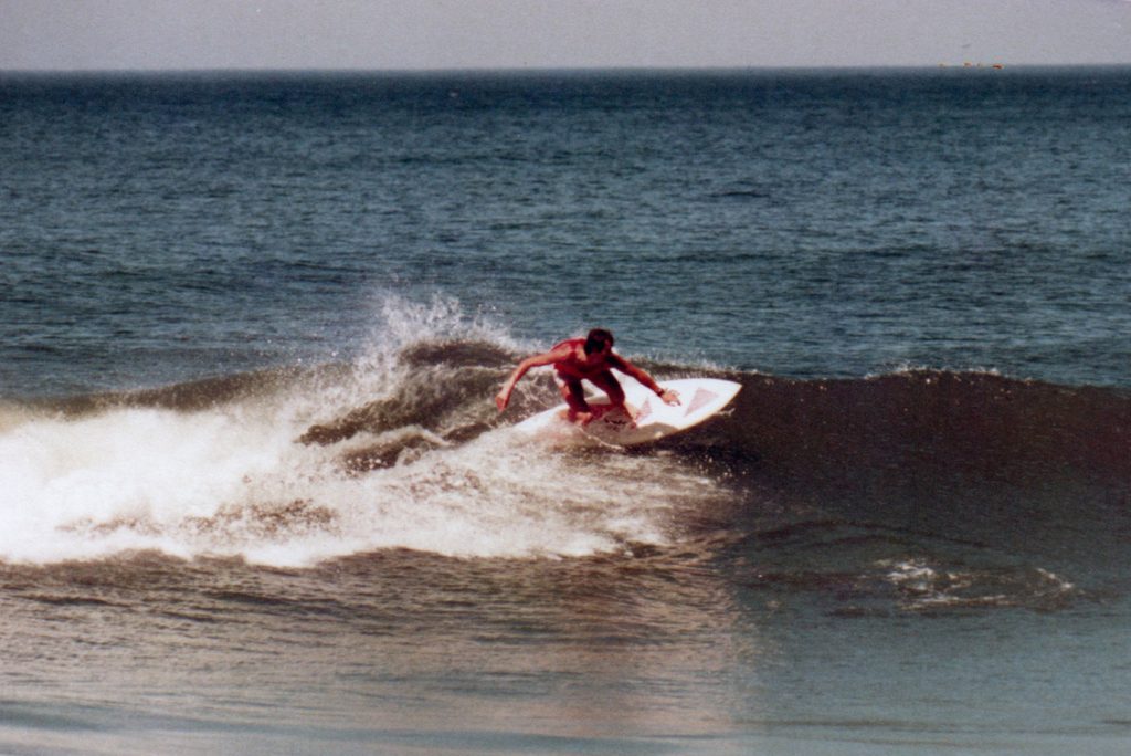 Mark Richards em ação nas ondas da Prainha, no Rio de Janeiro (RJ), em 1981.