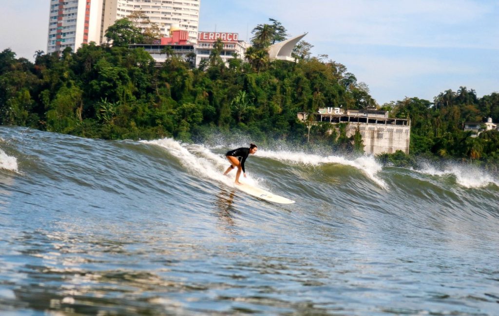 Monique Pontes treina forte nas ondas do Itararé.