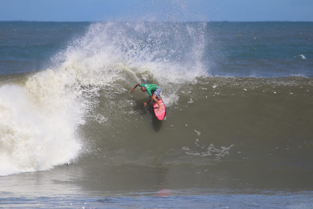 Raoni venceu o Maricá Surf Pro / AM 2019, nas ondas de Ponta Negra (RJ).