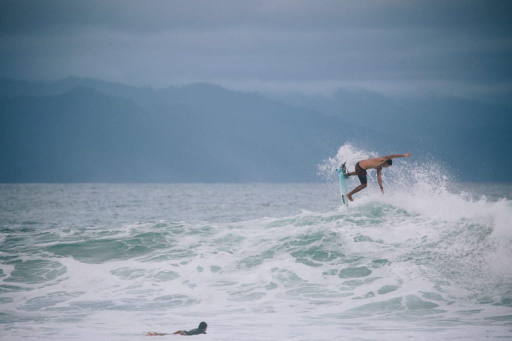 Thiago Meneses lapida o surfe nas ondas da Costa Rica.
