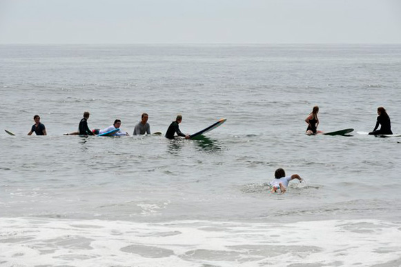 Surfistas desafiam a lei durante protesto no último domingo (18) em Southampton.