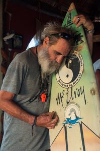 Chris McElroy era figura importante na comunidade do surfe de San Clemente.