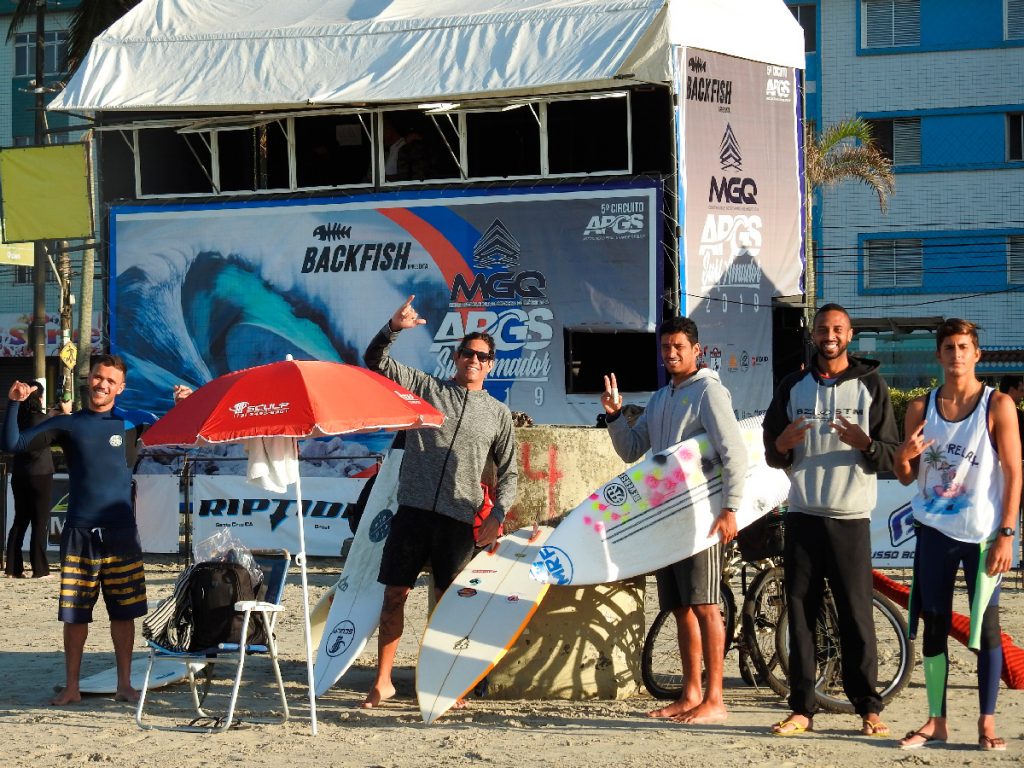 Competidores em clima de confraternização na Vila Tupi, Praia Grande.