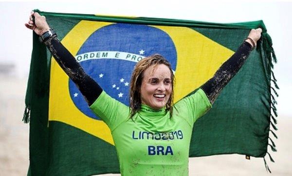 Lena Ribeiro leva o Brasil ao lugar mais alto do pódio no SUP Race.