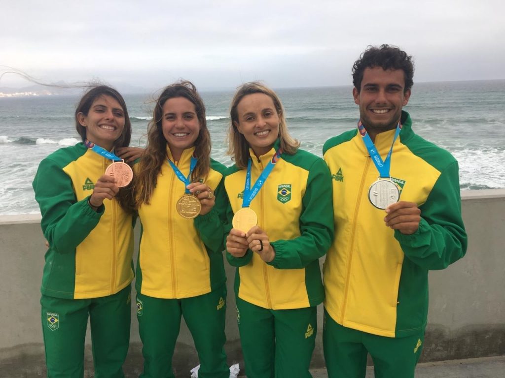 Medalhistas brasileiros em Punta Rocas: Nicole Pacelli, Chloé Calmon, Lena Ribeiro e Vinnicius Martins.
