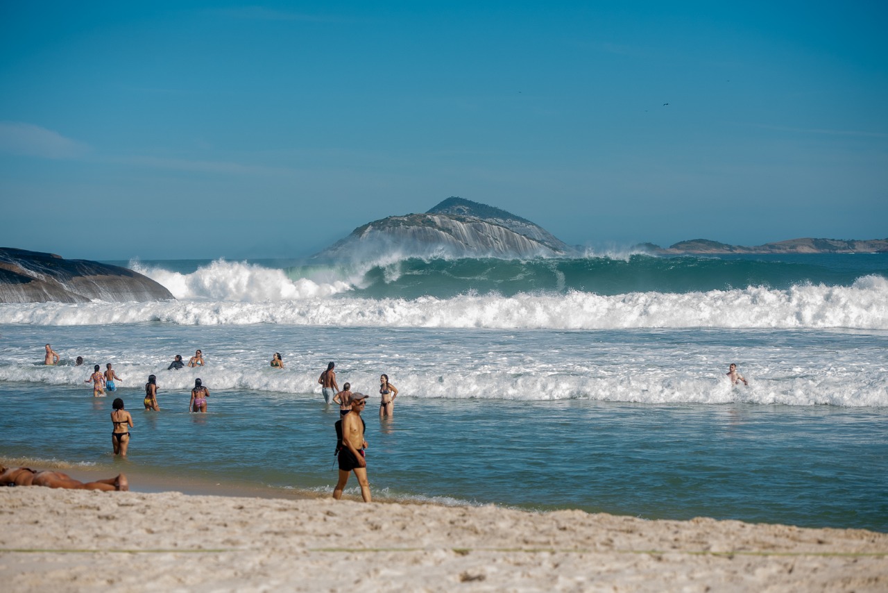 Berço do surfe carioca, Arpoador sedia o Rusty Arpex Groms 2022 nesta semana.
