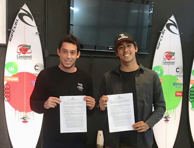 Raphael Rocha, marketing da Rip Curl, e Samuel Pupo oficializam contrato no Guarujá.