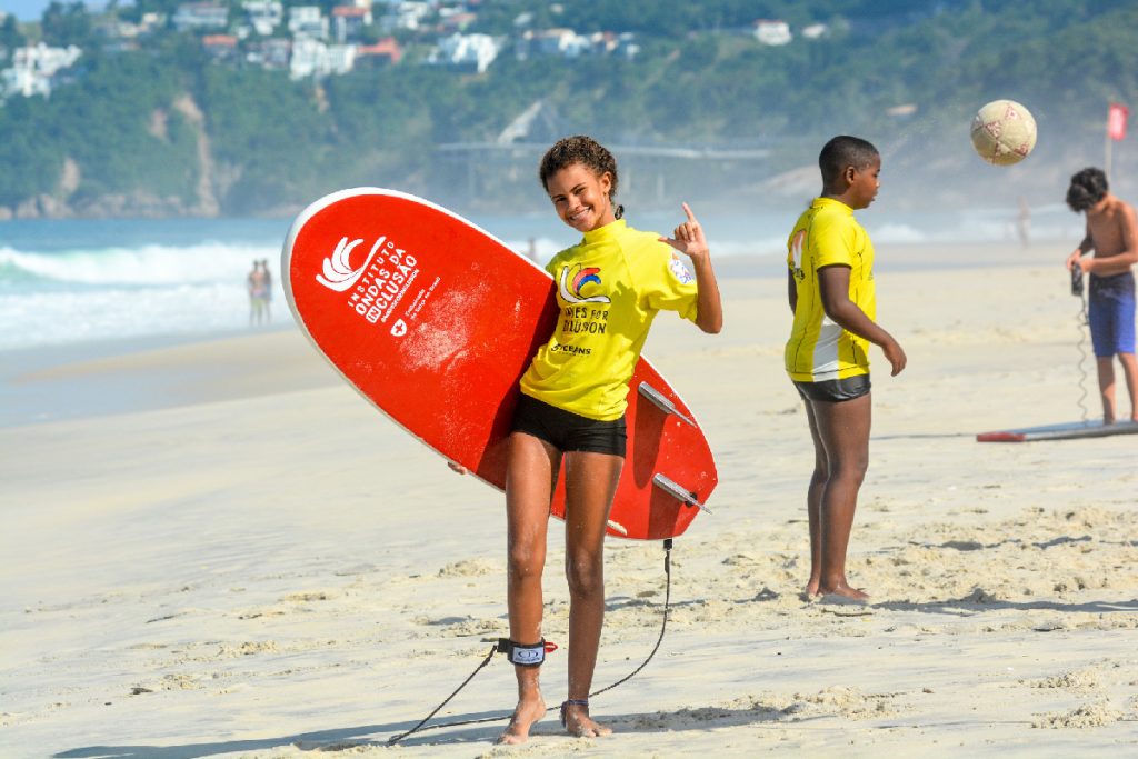 Entidade sem fins lucrativos busca o desenvolvimento humano e inclusão social através de modalidades esportivas como o surfe.