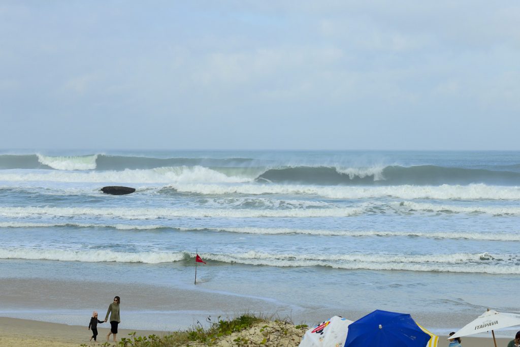 Previsão indica boas ondas na praia da Joaquina.