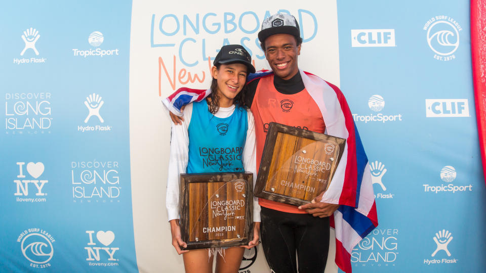 Havaianos Honolua Blomfield e Kaniela Stewart no topo do pódio do Longboard Classic New York 2019.