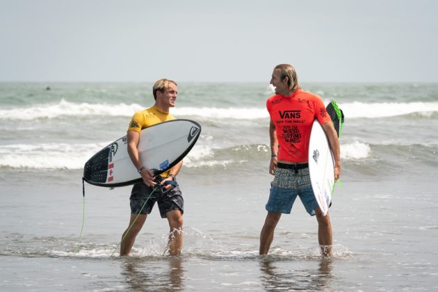 Cody Young e Owen Wright, ISA World Surfing Games 2019, Miyazaki, Japão. Foto: ISA / Sean Evans.
