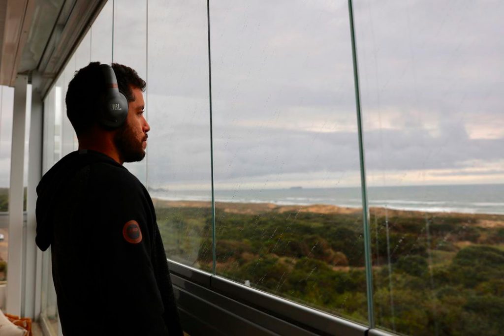 Adriano de Souza reflete sobre as características dos surfistas brasileiros e havaianos.