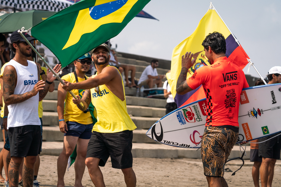 Brasil defende o ouro por equipes no ISA World Surfing Games 2021.