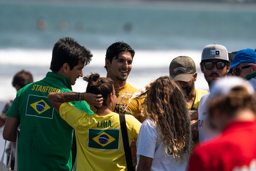 Gabriel Medina comemora ao lado da equipe brasileira em Miyazaki.