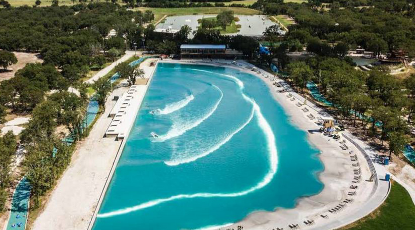 Visual da piscina do BSR Surf Resort, criada pela American Wave Machines, em Waco, Texas (EUA).