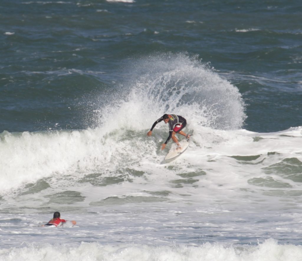 Derek Adriano em ação nas boas ondas do litoral sul catarinense.